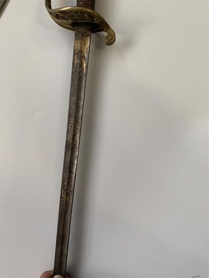 Lot composé d'un sabre briquet monture bronze...