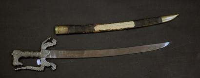 Sabre ottoman, garde et fusée en bronze ciselé...