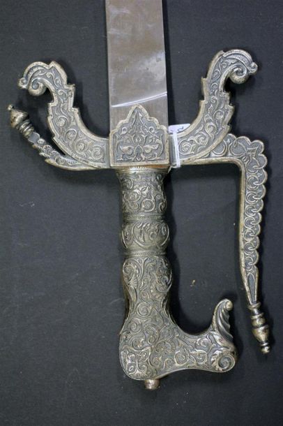 Sabre ottoman, garde et fusée en bronze ciselé...