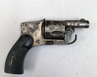 Revolver calibre 6,35 à système hammerless,...