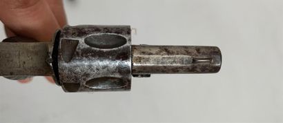 Revolver calibre 6,35 à système hammerless,...
