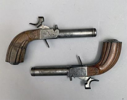 Paire de pistolets à percussion et à coffre,...