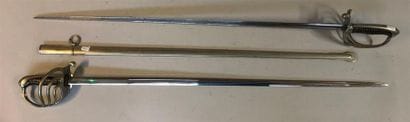 Lot composé de deux sabres 1882 d'officier...