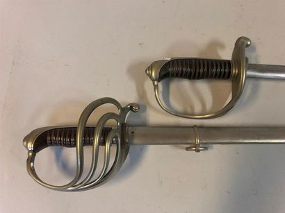 Lot composé de deux sabres 1882 d'officier...