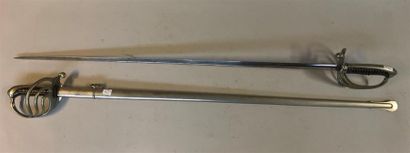 Lot composé de deux sabres 1882 d'officier...