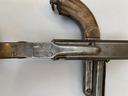 Paire de pistolets à deux canons en table...