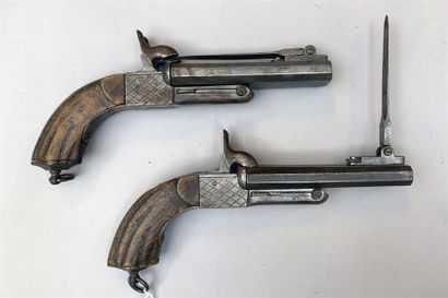 Paire de pistolets à deux canons en table...