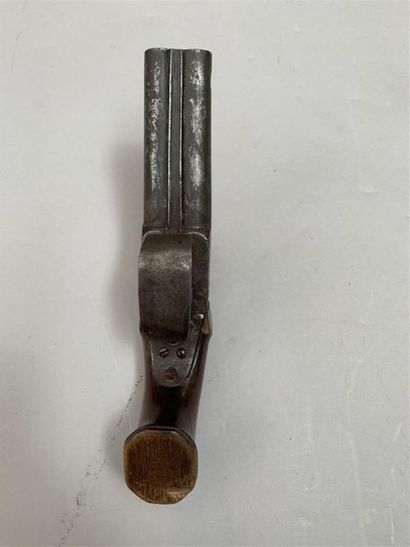 Pistolet de défense à coffre et à percussion...
