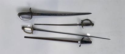 Lot de quatre sabres et épées d'enfant sans...