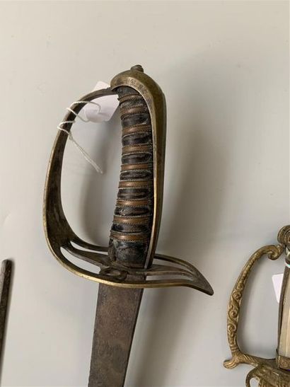 Lot de quatre sabres et épées d'enfant sans...
