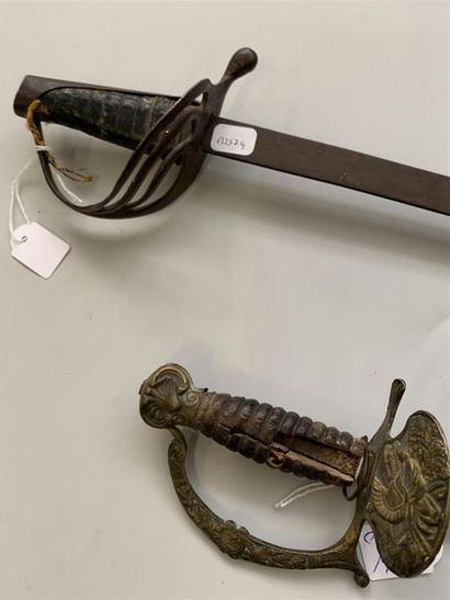 Lot de quatre sabres et épées d'enfant sans...