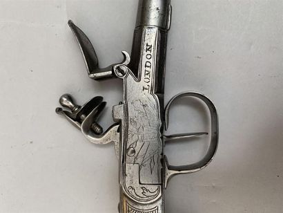 Très joli pistolet à silex tout fer de poche...