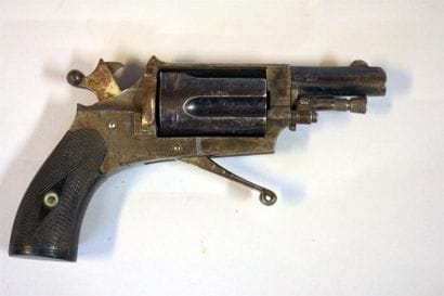 Revolver belge calibre 6mm velodog. Chien...