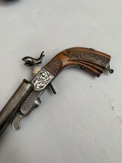 Grand pistolet double à canons en table et...