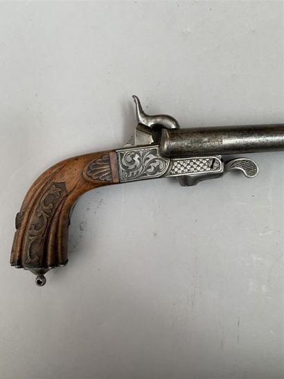 Grand pistolet double à canons en table et...