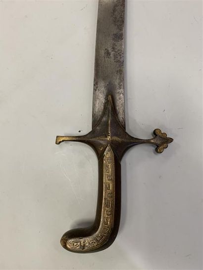 Joli sabre à la mameluk, monture en bronze...
