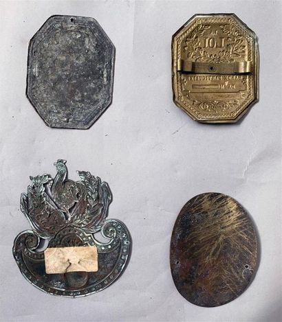 Lot de cuivreries (4 pièces) : une plaque...