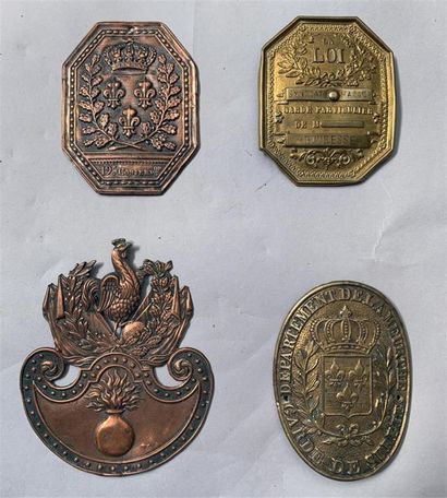 Lot de cuivreries (4 pièces) : une plaque...