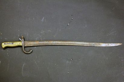Lot de trois armes blanches dont une baïonnette...