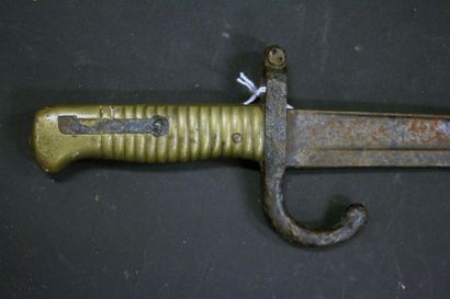 Lot de trois armes blanches dont une baïonnette...