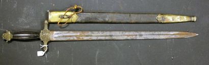 Lot de trois armes blanches dont une baïonnette...