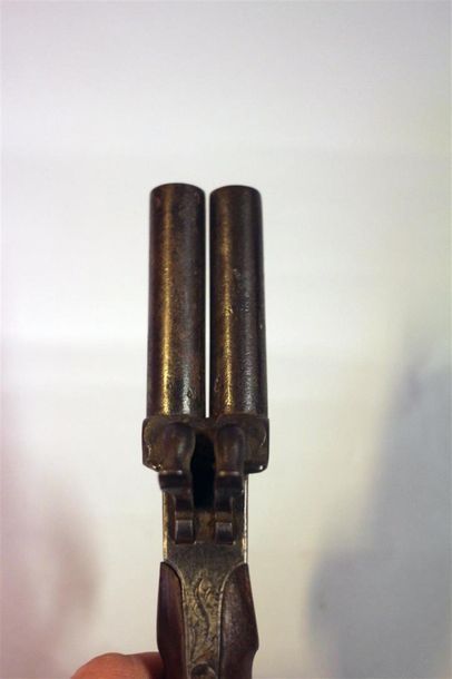Pistolet à coffre et à percussion à deux...