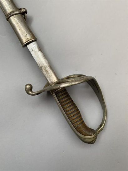 Lot de trois sabres français comprenant :...