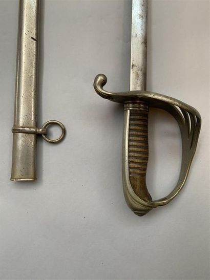 Lot de trois sabres français comprenant :...