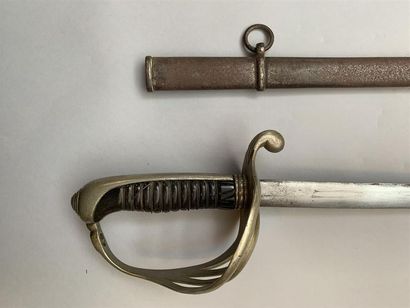Lot de trois sabres français comprenant :...