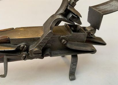 Fascinant et inhabituel briquet de table...