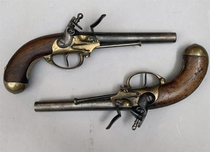 Paire de pistolets réglementaires Français...