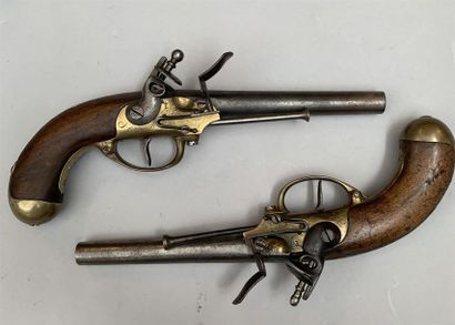 Paire de pistolets réglementaires Français...