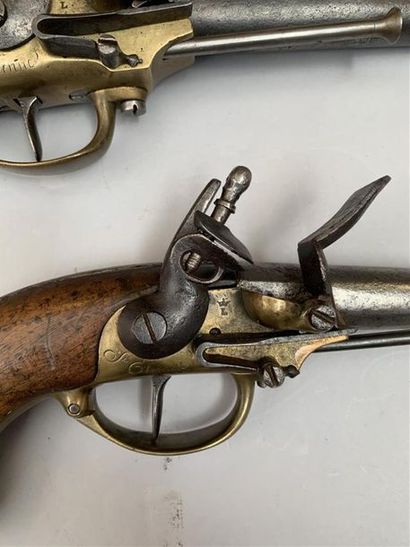 Paire de pistolets réglementaires Français...