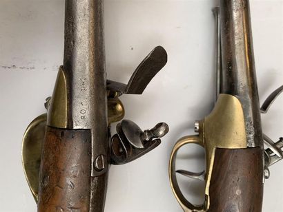 Paire de pistolets réglementaires Français...