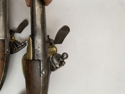 Paire de pistolets réglementaires Français...
