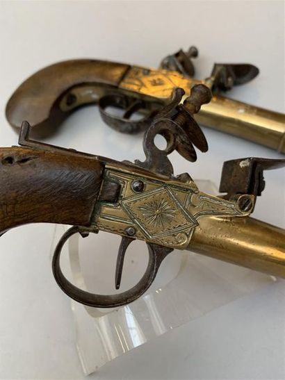 Paire de pistolets à coffre et à silex. Armes...