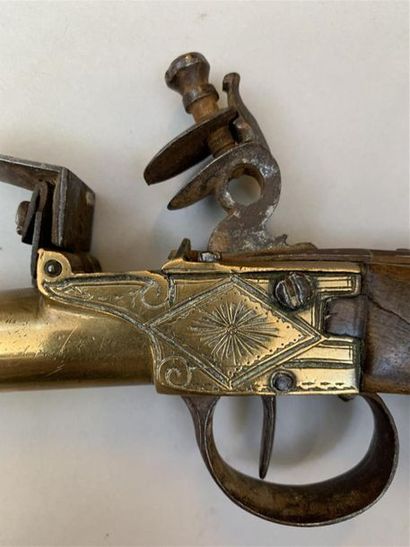 Paire de pistolets à coffre et à silex. Armes...