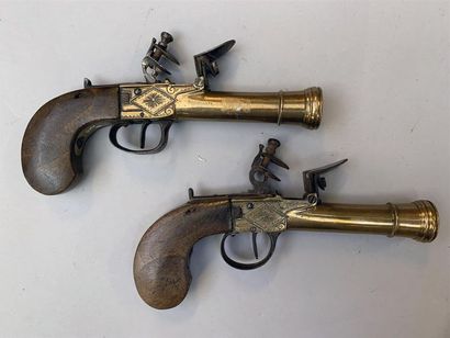 Paire de pistolets à coffre et à silex. Armes...