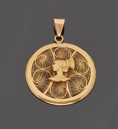 Round pendant in 18 k (750 thousandths) yellow...