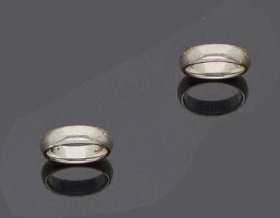 Pair of platinum (900 mm) men's wedding rings...