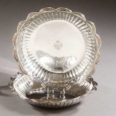PARIS 1726 - 1727

Pair of round silver bowls...