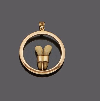 Round pendant in 18 k (750 thousandths) yellow...