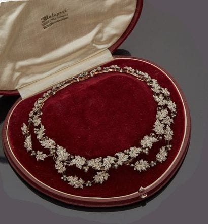 Articulated necklace with transformations...