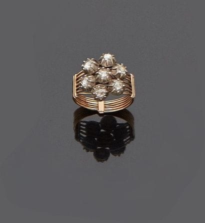 Flower ring in 18 k (750 thousandths) yellow...