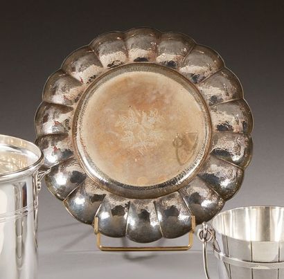 PUIFORCAT Paris

Hollow silver dish with...