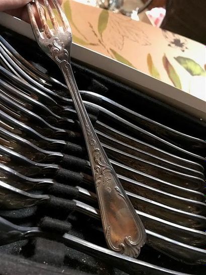 ERCUIS
Silver plated housewife's part including...