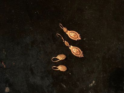 Two pairs of 18 k yellow gold earrings (accident...