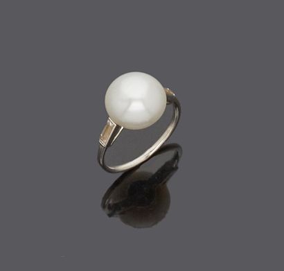 Platinum ring set with a fine button-shaped...
