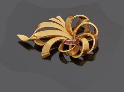 Brooch in 18k yellow gold with a volute shape,...