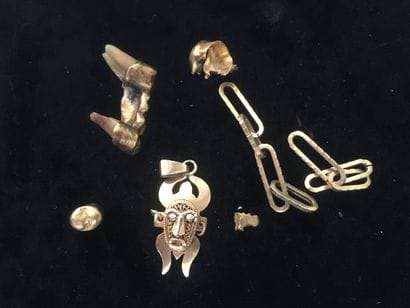 Batch of gold debris and teeth.

Brutto weight:...